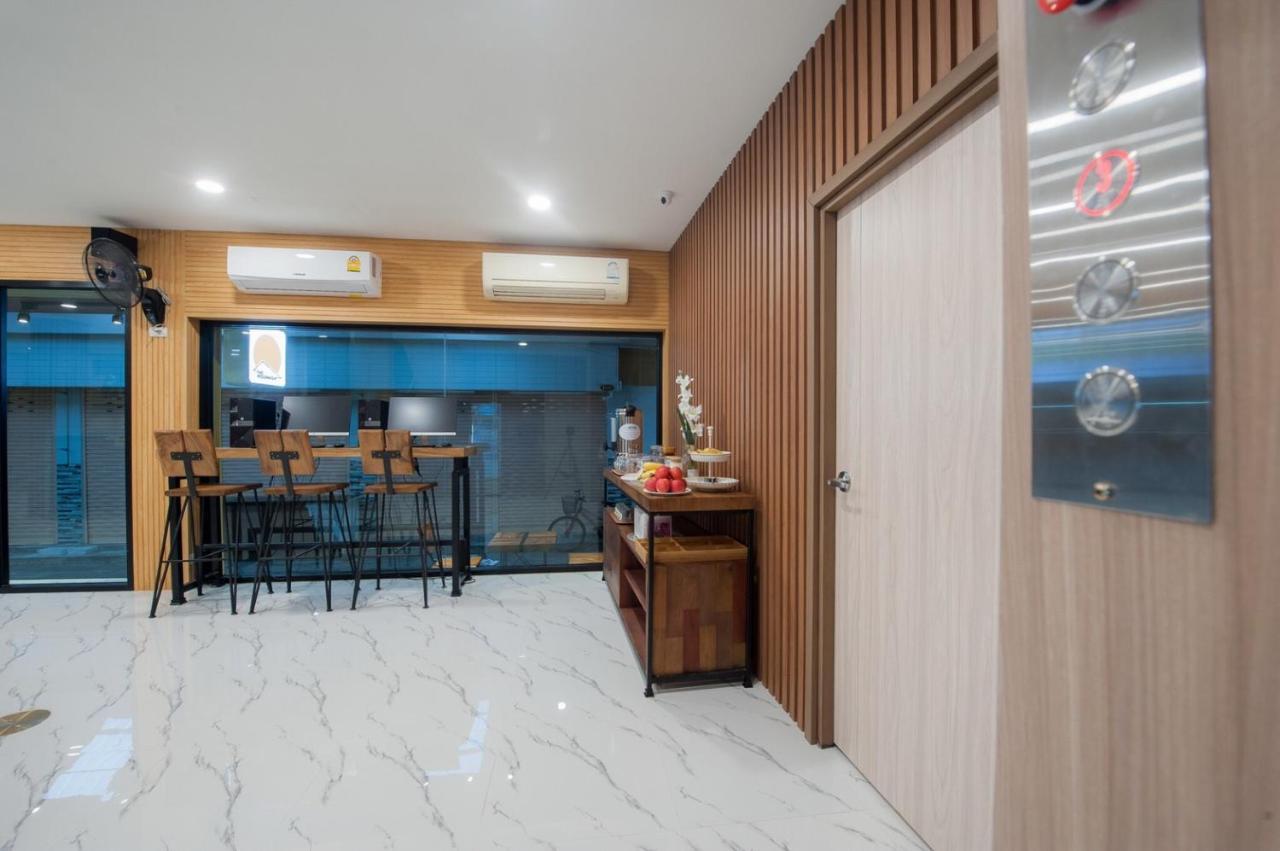 The Moon Night Hotel Bangkok Exteriör bild